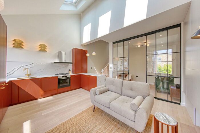 2 Bedroom Flat To Rent In Kelmscott Road, London, SW11