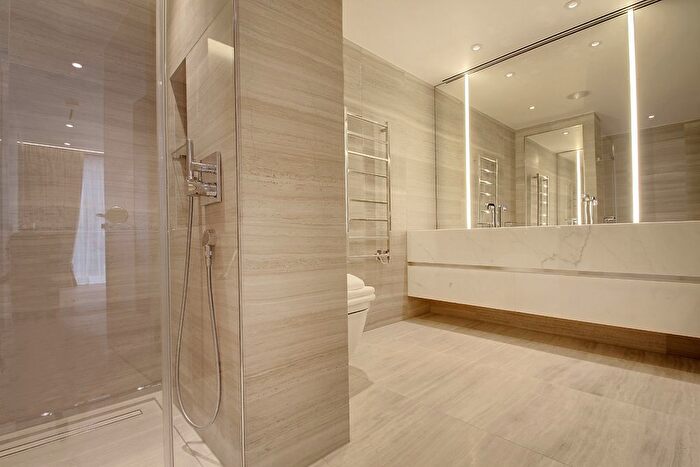 2 Bedroom Flat To Rent In Buckingham Palace Road, London, Uk, SW1W