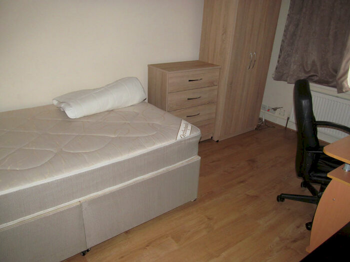 4 Bedroom Terraced House To Rent In Brighton Road, Reading, Berkshire, RG6