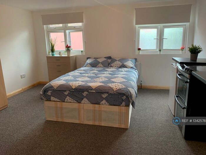 Studio To Rent In Norfolk Avenue, London, N13