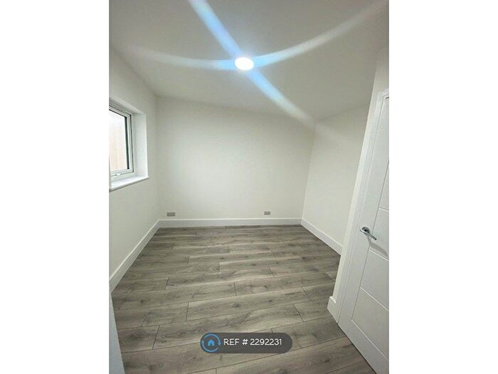 1 Bedroom Detached House To Rent In Stonecot Close, Sutton, SM3