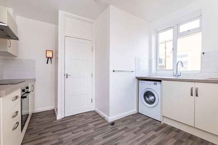 2 Bedroom Flat To Rent In Manor Drive North, New Malden, KT3