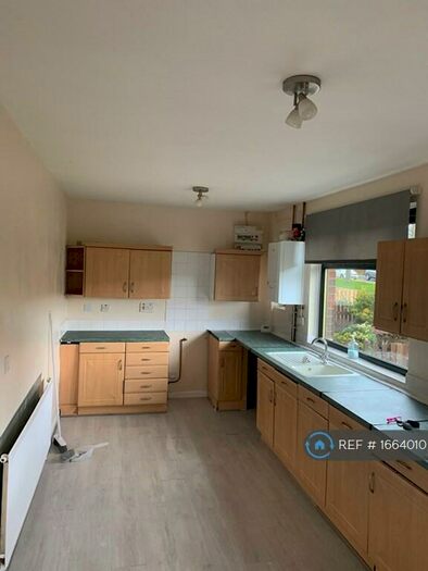 3 Bedroom Semi-Detached House To Rent In Ovenden Way, Halifax, HX3
