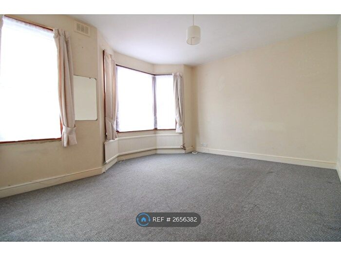 1 Bedroom Flat To Rent In Kellino Street, London, SW17