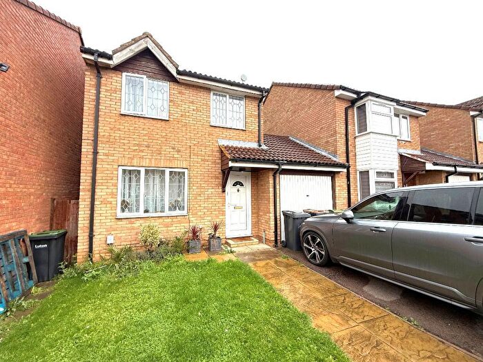 3 Bedroom Link Detached House For Sale In Coltsfoot Green, Birds Estate, Luton, Bedfordshire, LU4
