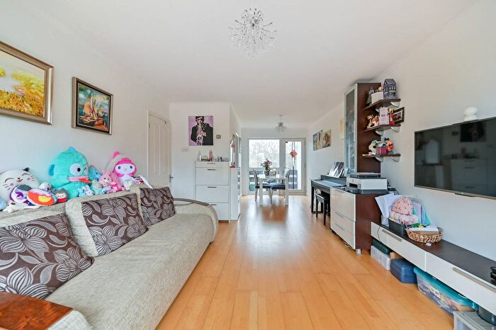 2 Bedroom Flat For Sale In Manor Road, Twickenham, TW2