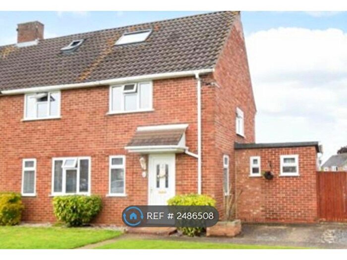 4 Bedroom Semi-Detached House To Rent In St Peters Close, Windsor, SL4