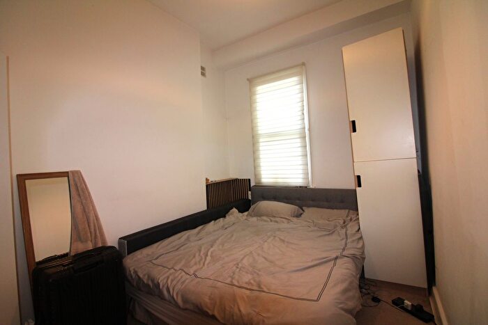 1 Bedroom Flat To Rent In Longley Road, London, SW17