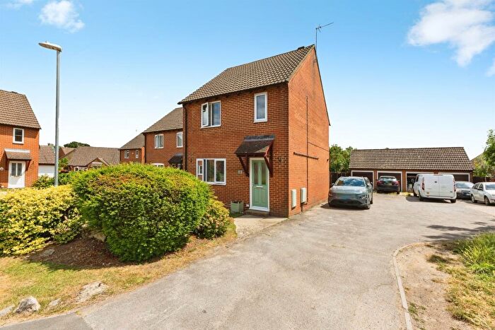 3 Bedroom Link Detached House For Sale In Bosham Close, Earley, Reading, RG6