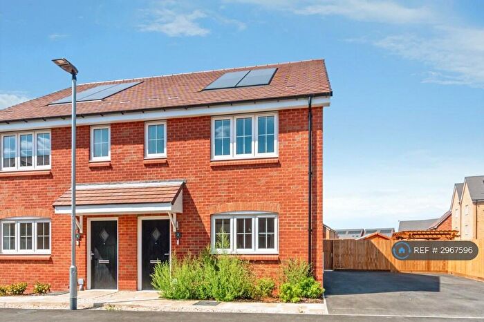3 Bedroom Semi-Detached House To Rent In Middleham Road, Bedford, MK45