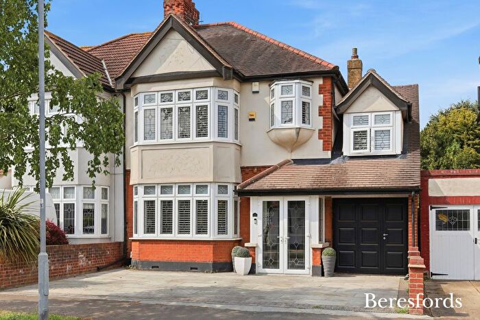 4 Bedroom Semi-detached House For Sale In Cranston Park Avenue, Upminster, RM14