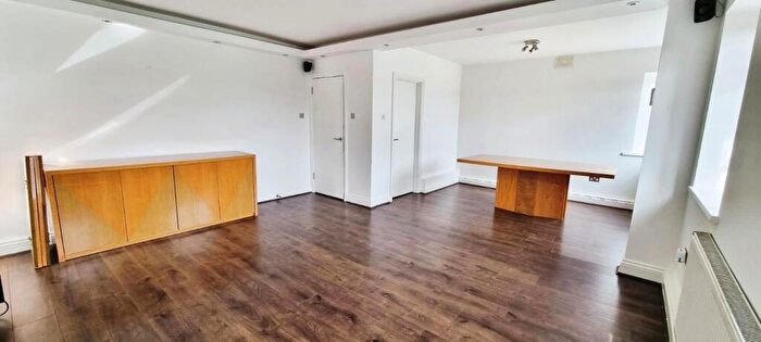 3 Bedroom Flat To Rent In Mulberry Close, Hendon, London, NW4
