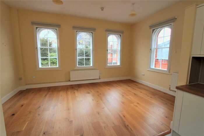 2 Bedroom Flat To Rent In Abbey Water, Romsey, Hampshire SO51