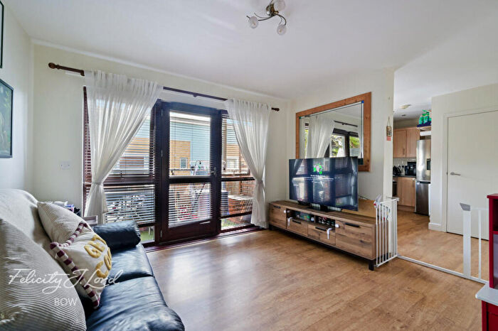 2 Bedroom Flat For Sale In Brabazon Street, London, E14