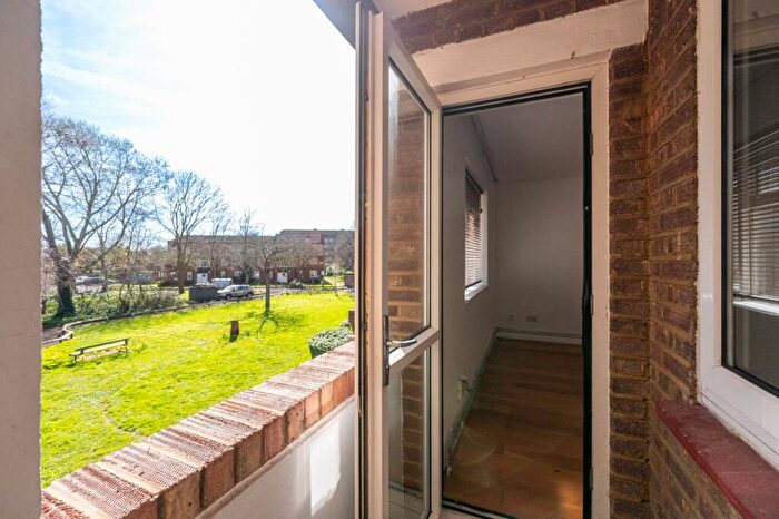 2 Bedroom Flat To Rent In Chertsey Court, Mortlake, London, SW14