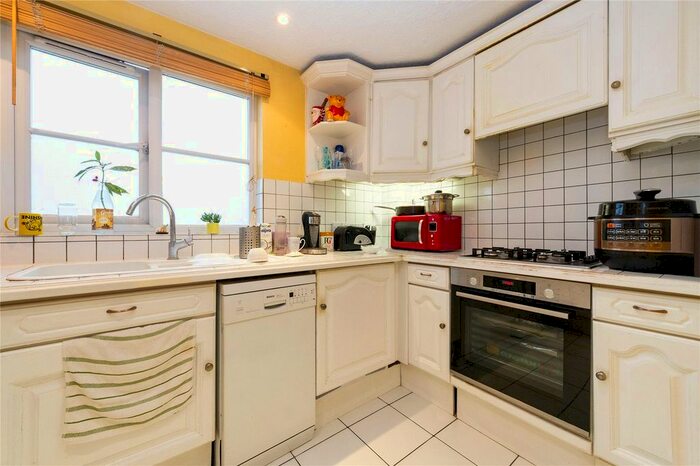 2 Bedroom Flat To Rent In Catherine Drive, Richmond, TW9