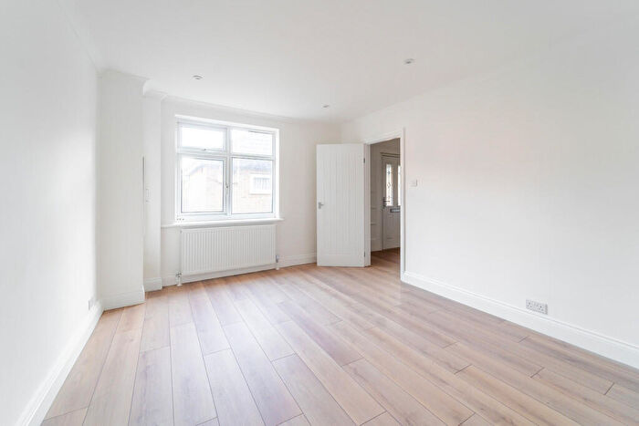 2 Bedroom Cottage To Rent In Grenville Mews, Stroud Green, London, N19