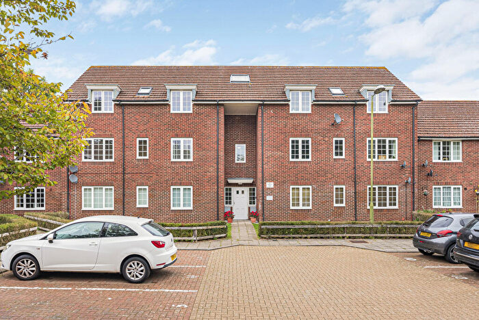 2 Bedroom Flat For Sale In Amethyst Walk, Welwyn Garden City, Hertfordshire, AL8