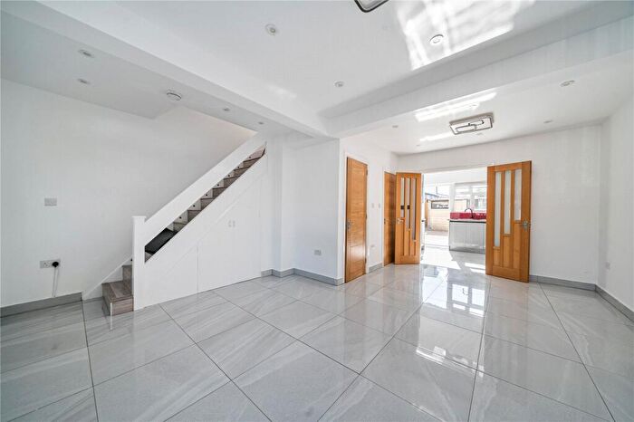 3 Bedroom Semi-Detached House To Rent In Mitcham Road, Croydon, CR0