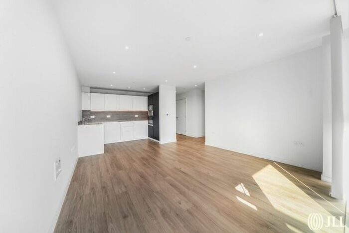 2 Bedroom Flat To Rent In Skylark Point, N4