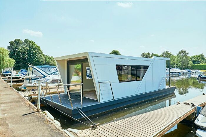 1 Bedroom House Boat For Sale In Barton Marina, Burton-on-Trent, DE13