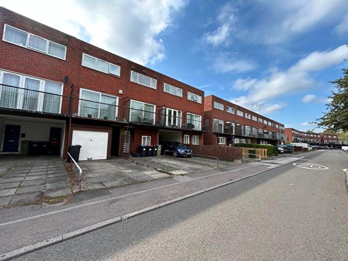 3 Bedroom Town House For Sale In Waterside, Peartree Bridge, Milton Keynes, MK6