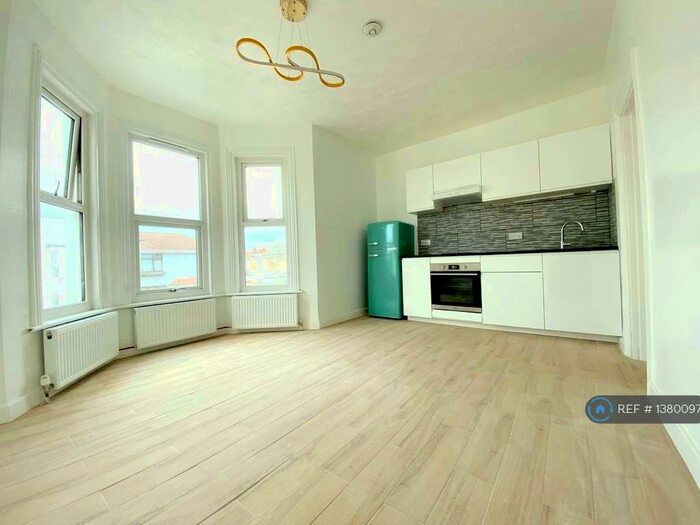 1 Bedroom Flat To Rent In First Floor, London, SE9