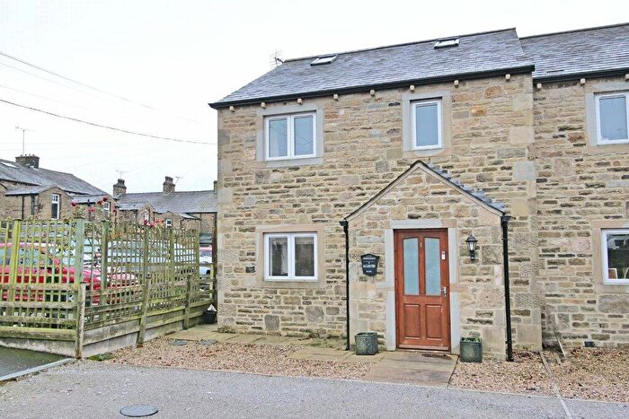 3 Bedroom Semi-Detached House For Sale In Farm Croft, Hellifield, BD23