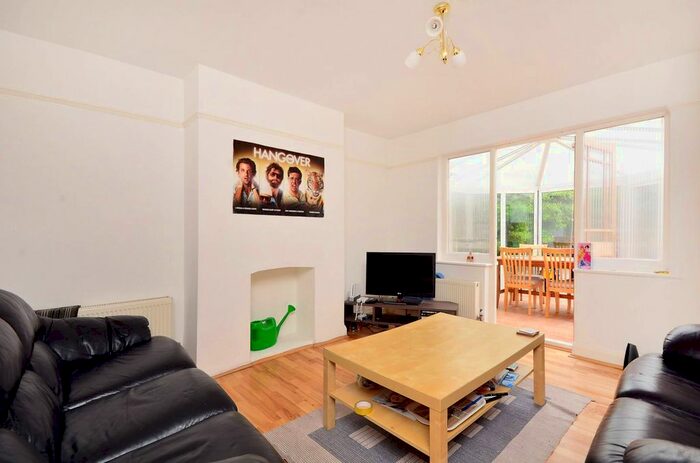4 Bedroom Property To Rent In Springvale Avenue, Little Ealing, Brentford, TW8