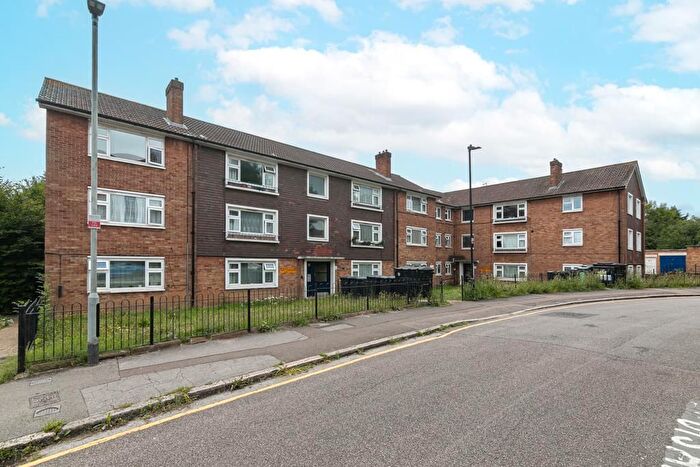 3 Bedroom Flat For Sale In Pellatt Grove, London, N22