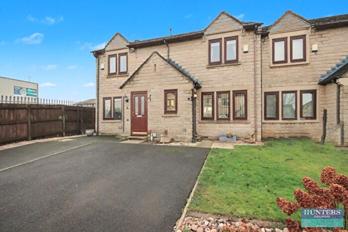 3 Bedroom Town House For Sale In Winchester Gardens Bradford, BD4