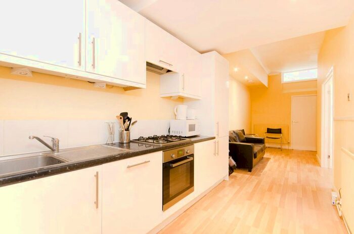 3 Bedroom Flat To Rent In Cornwall Gardens, South Kensington, London, SW7