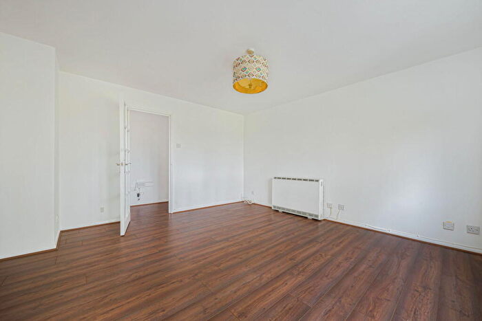 2 Bedroom Flat To Rent In Grinstead Road, London, SE8