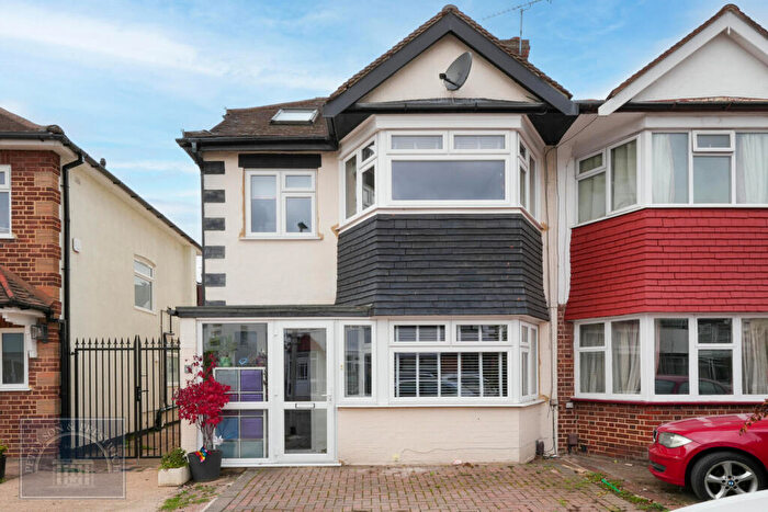 4 Bedroom House For Sale In Deynecourt Gardens, Wanstead, E11