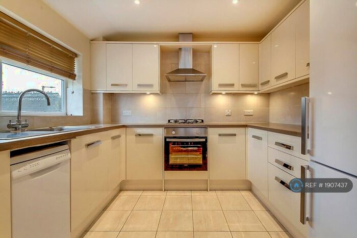 2 Bedroom Flat To Rent In South Vale, Harrow, HA1