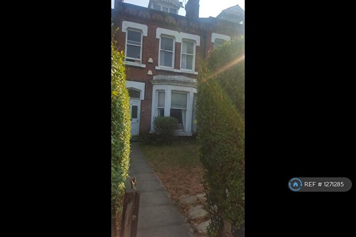 3 Bedroom Maisonette To Rent In Clarendon Road, Leeds, LS2