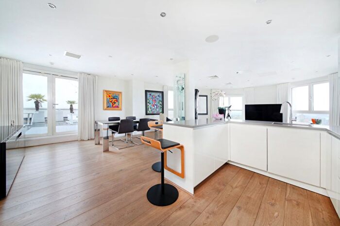 2 Bedroom Flat To Rent In St. Luke's Avenue, Clapham North, SW4