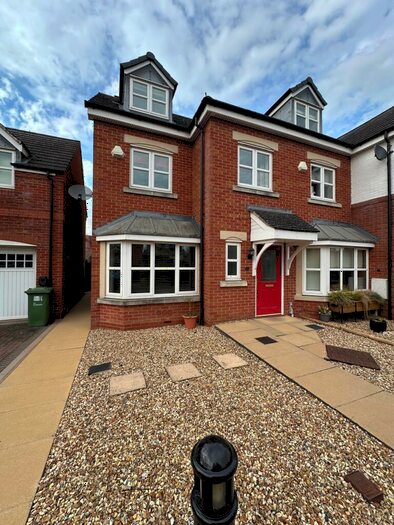 4 Bedroom Town House To Rent In St. Marys Court, Kenilworth, CV8