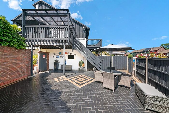 2 Bedroom Maisonette For Sale In Marina Approach, Hayes, UB4