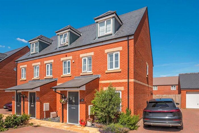 3 Bedroom End Of Terrace House For Sale In Fallow Road, NN14