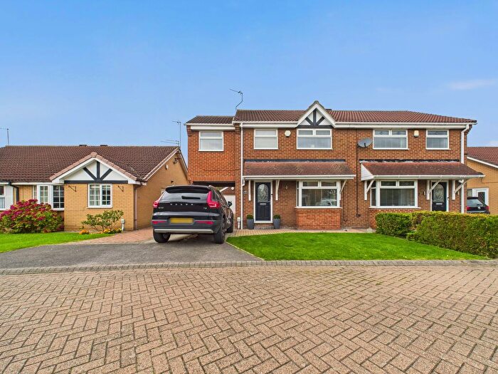 3 Bedroom Semi-detached House For Sale In Whitethorn Way, Hull, HU8