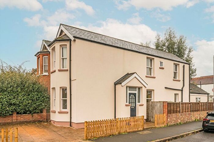 3 Bedroom Detached House For Sale In Ellerton Road, Surbiton, KT6
