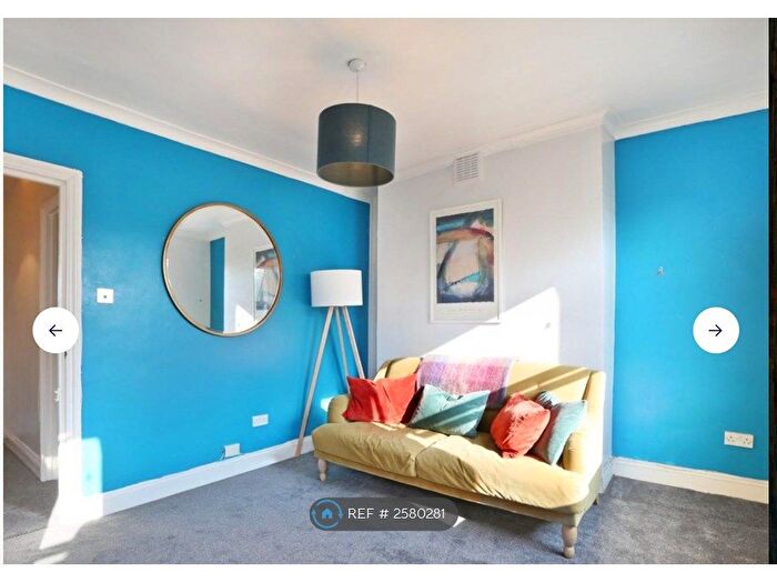 2 Bedroom Flat To Rent In Wynell Road, London, SE23