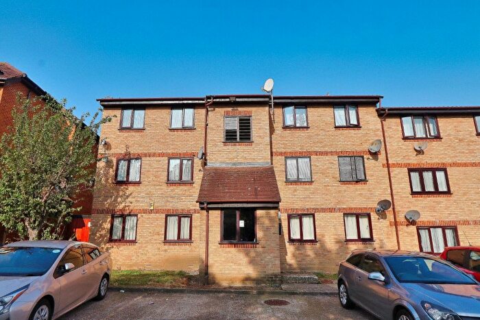 2 Bedroom Flat To Rent In Avenue Road, Chadwell Heath, RM6