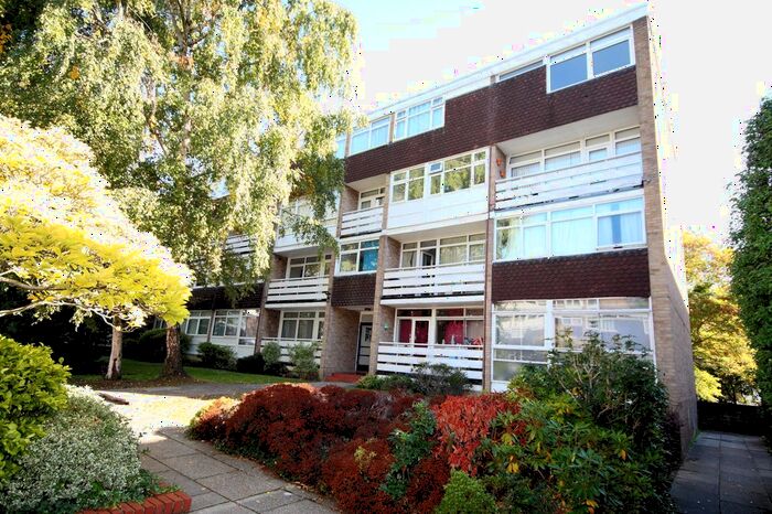 2 Bedroom Flat To Rent In Hillview Court, Woking, GU22