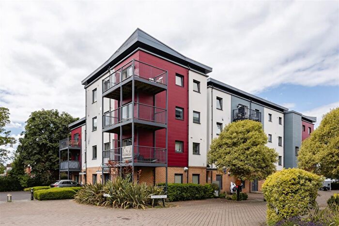 2 Bedroom Flat For Sale In Shingly Place, Chingford, E4