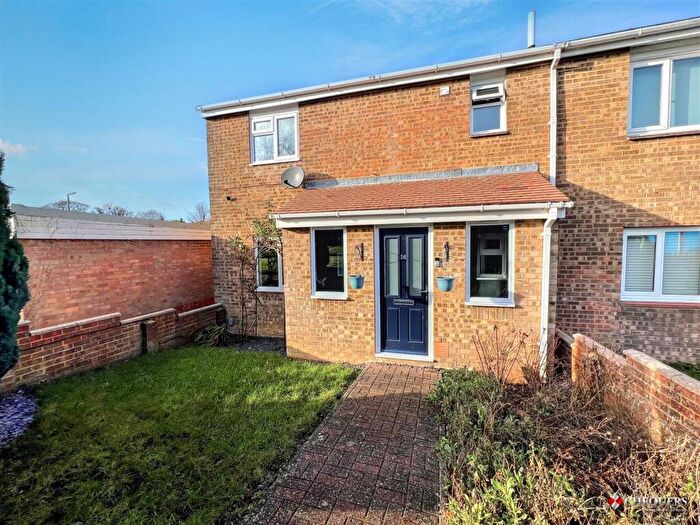 3 Bedroom End Of Terrace House For Sale In Gainsborough Road, Basingstoke, RG21
