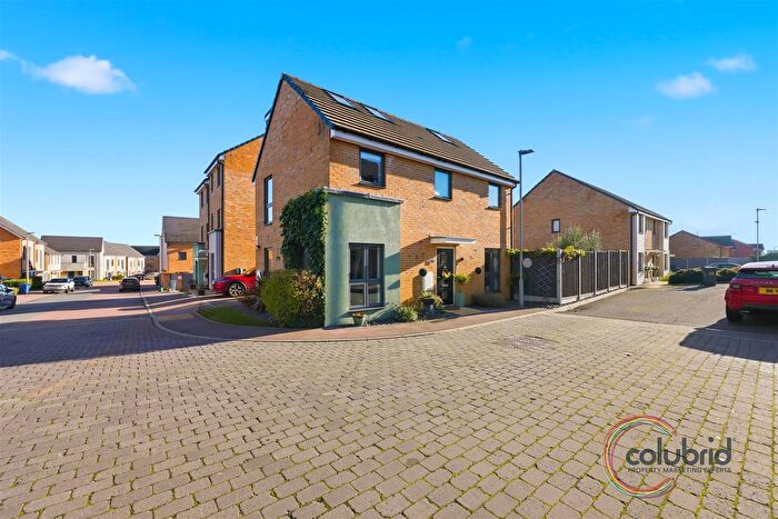 5 Bedroom Detached House For Sale In Belhouse Avenue, Aveley, RM15