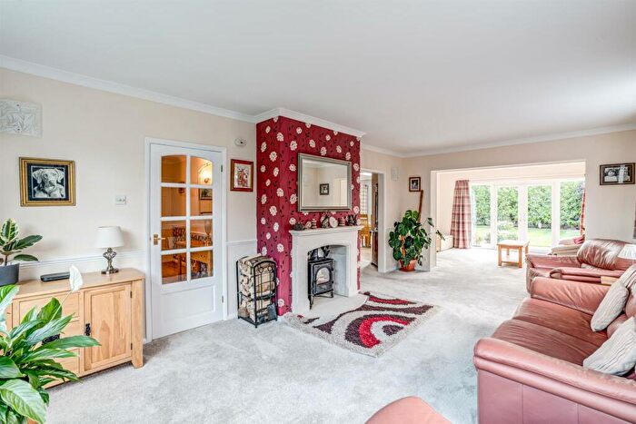 4 Bedroom Detached House For Sale In Golden Avenue Close, East Preston, BN16