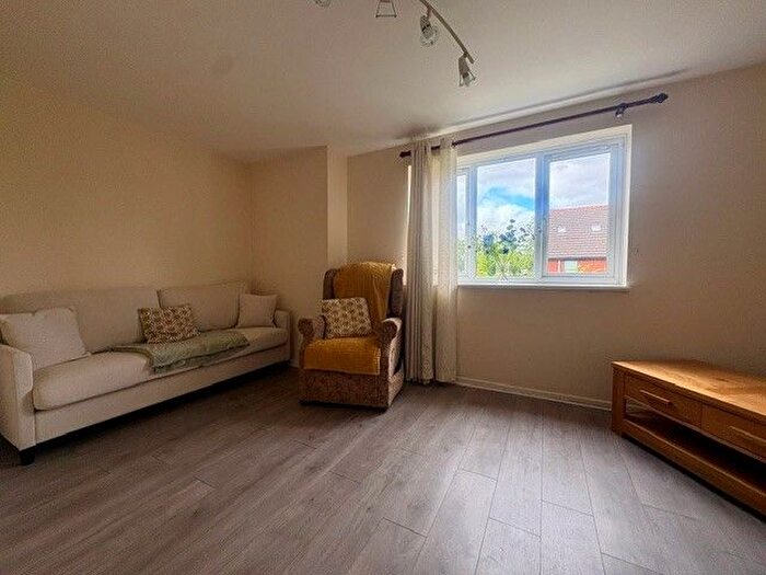 2 Bedroom Flat To Rent In Farriers Close, Swindon, SN1